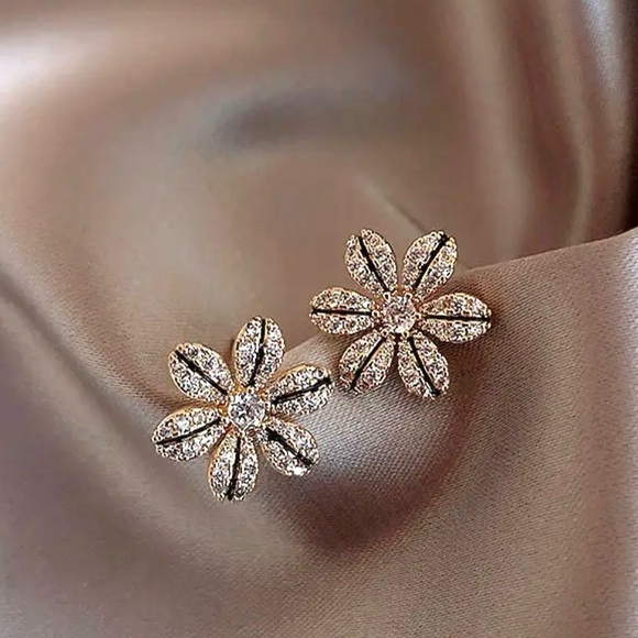NWOT - Sparkling Petal Flower Stud Earrings - Picture 6 of 8